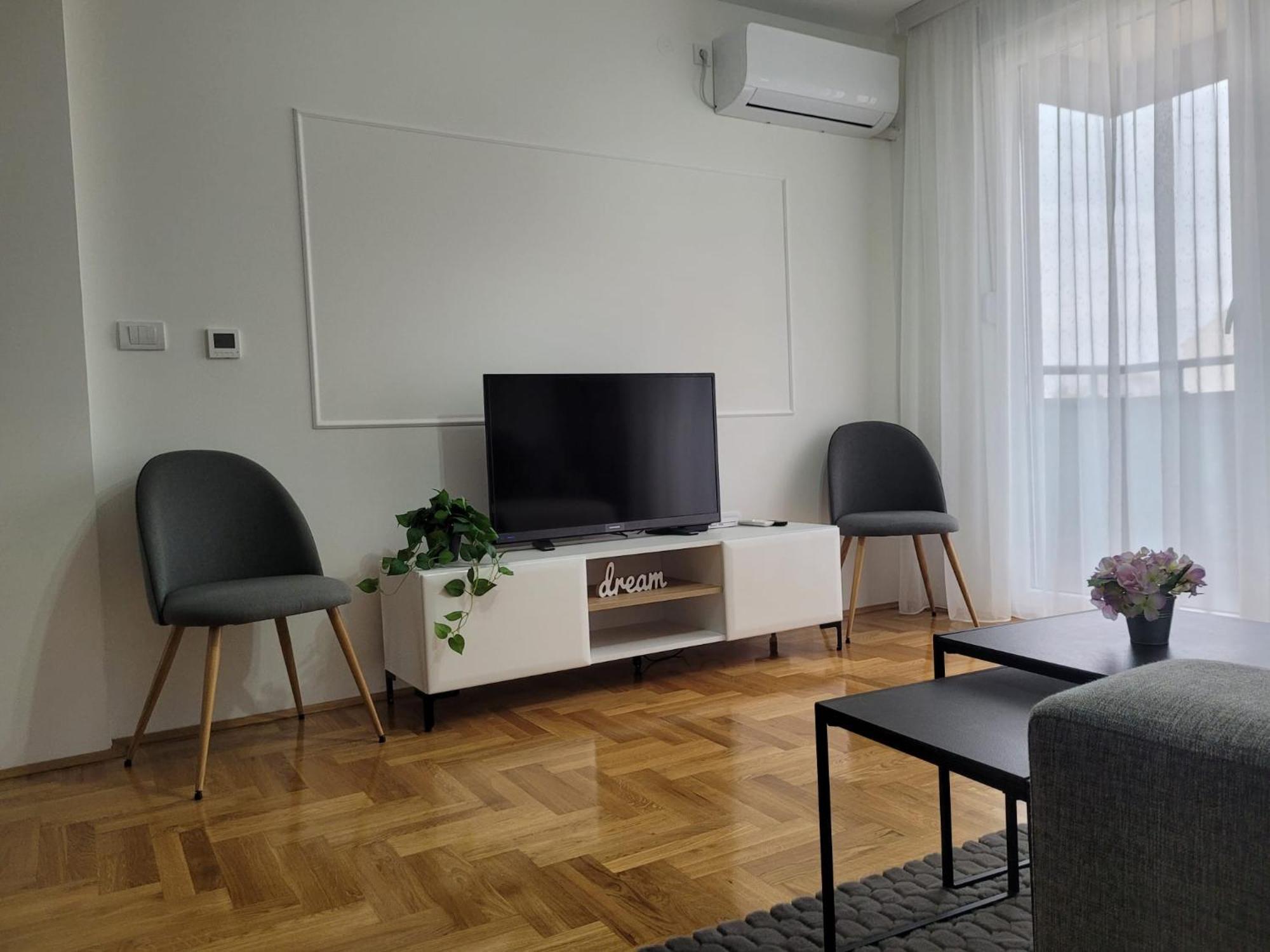 Appartamento Apartman Ns Private Parking Novi Sad Esterno foto